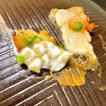 一会 - てっさを熱々のジンギスカン鍋でサッと焼くと、醤油の焦げた香りが辺りに立ち込めて、香ばしく絶妙！てっさの身も厚い為これまた別格の味わいに