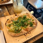APIZZA 池袋東通り本店 - 大葉とシラス。こちらは追加料金でチーズをつけました！