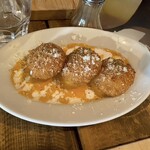 APIZZA 池袋東通り本店 - ライスコロッケ。チーズも入っていた。ソースが美味しい！