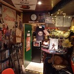 CHAN☆CURRY - ロック居酒屋らしい楽器やグッズが並ぶゾーン。