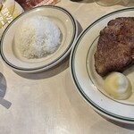 マロリーポークステーキ  - ■ポークステーキ 日和山200g：付け合わせ（マッシュポテト＆クリームスピナッチ）￥1,190；厚切りながら極端に柔らかいわけではなく、豚肉の味がしっかり感じられる仕上がり。卓上調味料での味変も楽しめたが、最も相性が良かったのは付いてきたソースだった。