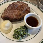 マロリーポークステーキ  - ■ポークステーキ 日和山200g：付け合わせ（マッシュポテト＆クリームスピナッチ）￥1,190；厚切りながら極端に柔らかいわけではなく、豚肉の味がしっかり感じられる仕上がり。卓上調味料での味変も楽しめたが、最も相性が良かったのは付いてきたソースだった。