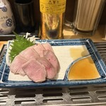 スミビトケムリ - 低温調理のタン刺し630円(税込)