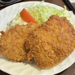松榮亭 - 連れオーダーのカツとコロッケ。こちらも大きい