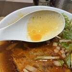らぁ麺 富士虎屋 - レンゲがラー油色に