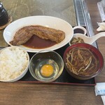 愛別食堂おちこち - 角煮定食、生卵、アロニアソースTP（¥1600）