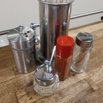 拉麺 アイオイ - 卓上備品の様子。