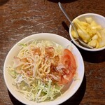 こうひいはうす - セットのサラダと玉ねぎのアチャール