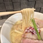 宍道湖しじみ中華蕎麦 琥珀 池袋店 - ストレート麺