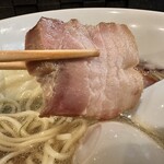 宍道湖しじみ中華蕎麦 琥珀 池袋店 - チャーシュー