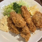 松榮亭 - 5センチ以上の大ぶりのカキフライ