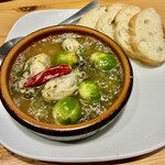 さかづき Brewing - プリプリ牡蠣と生海苔の酒盗アヒージョ　980円