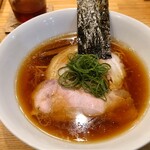 飯田商店 - 醤油らぁ麺(麺少なめ)。