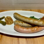 さかづき Brewing - 本格ドイツソーセージの炭火焼き(迫力の1本80g)3本盛り合わせ①ポークフランクフルター(1番上).②チューリンガーロストブルスト(真ん中)、③ニュールンベルガー(いちばん手前)2,400円