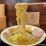 支那そば 僉 - 麺は加水率高めの中細ちぢれ麺