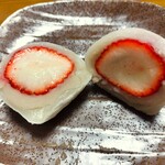 御菓子処 俵屋 - 苺大福断面