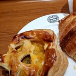 神戸屋キッチンエクスプレス - 様子見をされている、有志の方々がいて、猫たんギョ～さん居って、みんな毛が艶々丸々ふくよかで、人懐こいコ達にズボンに、梅の花LIKEの可愛らしい足跡スタンプを、付けられていたなァ…☆ミ膝の上に跳び乗って