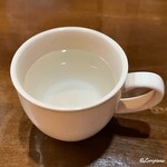 支那そば 僉 - コップも置かれておらず仕方なく珈琲カップで水をいただきました
