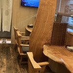 やきとり水菜月 - 木の温もりを感じるカウンター◎