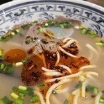 蘭州拉麺店 火焔山 - 追いラー油。