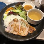 Bistro ZAKI - 豚ロースのグリルプレート(ガリバタ)アイスコーヒー、前菜1200円