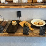 天然こうぼぱん とことこ - パン達を並べてる器も、種類がいろいろ屋根( ^ω^ )