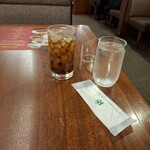 ロイヤルホスト - お冷とコーラです。