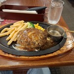 ロイヤルホスト - 黒✕黒ハンバーグに、ガーリッククリームソースをかけたものです。