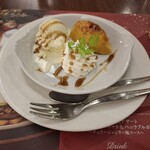 ロイヤルホスト 高輪店 - デザートのバニラブルボンのアイスクリーム、スイートポテト、ホイップクリームに黒蜜をかけたものです。