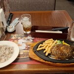 ロイヤルホスト - 黒✕黒ハンバーグのガーリッククリームソースがけと、雑穀米の2ショットです。