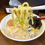 横浜らーめん 七七家 - 麺は短めの中太麺