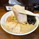 横浜らーめん 七七家 - たっぷり載った豚バラチャーシュー