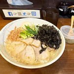 横浜らーめん 七七家 - 料理写真:限定の「鶏・豚・魚介トリプルスープの肉そば（塩）」+「柚子胡椒」