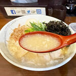 横浜らーめん 七七家 - 「鶏・豚・魚介トリプルスープの肉そば」の名の通り、鶏ガラと豚骨スープに魚介出汁を加えたスープ