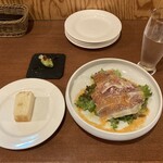 カリーナ　カリーナ - 18ヶ月熟成生ハムのサラダ ピスタチオのフラン マルサラソース 自家製グラナダバターノチーズのフォカッチャ