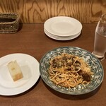 カリーナ　カリーナ - 自家製グラナダバターノチーズのフォカッチャ　スパゲッティ じっくり煮込んだ牛ラグー