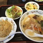 餃子の王将 - ランチ炒飯大750 140。
            塩とろみラーメン・炒飯・サラダ・卵炒め。
            ラーメンは緩くて麺が弱過ぎ(´Д` )
            炒飯は塩分高めでした。味付けは嫌いじゃないです。パラさもナイス！
            サラダ・卵炒めは、特筆する点はない。
            
            昨晩泥酔して朝飯食べれなかったので、炒飯大にしました！