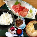 食事処日の出 - マグロ脳天刺し定食