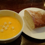 ラ・ブリーズ - 温かい人参のポタージュ、バゲット(お代わりは50円)