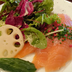 ラ・ブリーズ - 分厚いサーモンが3枚も並ぶ、ノルウェーサーモンのマリネ