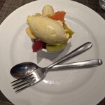 キャトルラパン - なぜかバナナが乗っているデザート