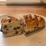 Boulangerie ADACHI - チョコチップが練り込まれたパン