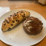 Boulangerie ADACHI - 右　ピーカンナッツのパン　　
                                左　ヴィエノワショコラ　　　
                                