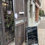 南インド料理店 ボーディセナ - 入口② 本日のカレーが記載された黒板あり