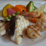 テラスレストラン - 2014/12　　白身魚、海老、帆立貝のグリル　ビストーソース