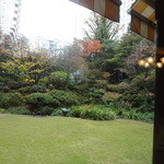 テラスレストラン - 前方奥に、滝