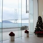 DINING ROOM IN THE MAIKO - 店内のクリスマスツリーと明石海峡大橋