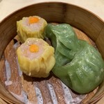 香港飲茶専門店 香港大飯店 - 左 海老しゅうまい・右 ヒスイ蒸し餃子