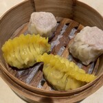 香港飲茶専門店 香港大飯店 - 下 フカヒレ蒸し餃子　上 豚肉しゅうまい