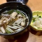 鳥よし - お味噌汁と香の物